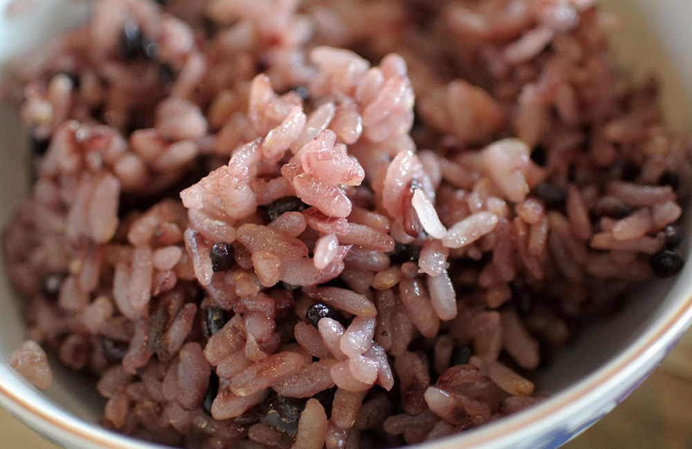 Een bakje gekookte rijst