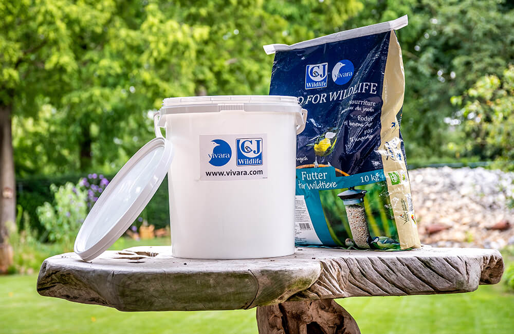 Opslagemmer naast een grote zak met zaden.