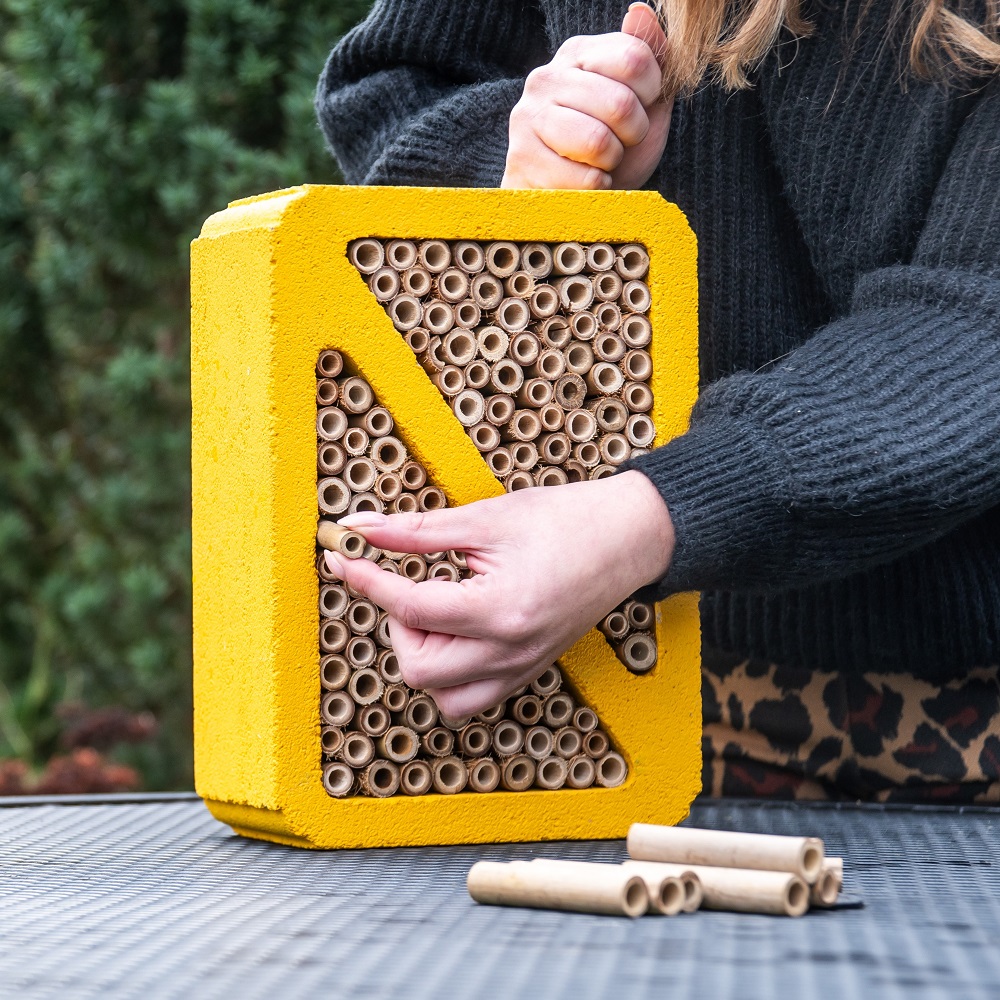 Foto van een insectenhotel dat gevuld wordt