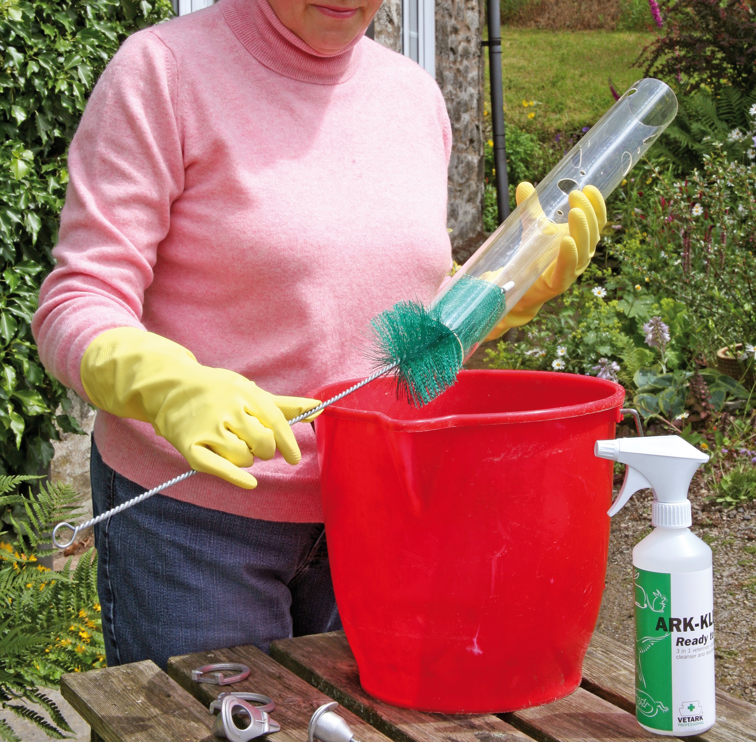 Een nestkast en een voedersilo worden schoongemaakt